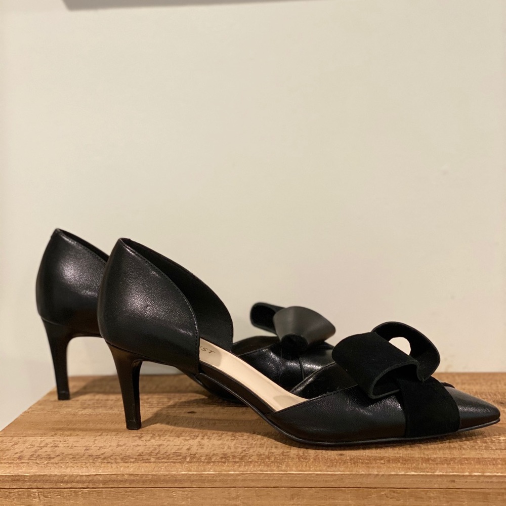 SOLD 𝑁𝑖𝑛𝑒 𝑊𝑒𝑠𝑡 Bow Heels - Picture 4 of 15